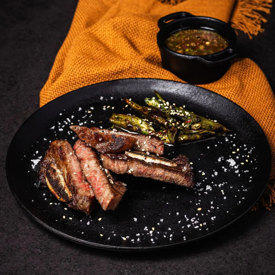 Plato de hierro fundido con soporte de madera
